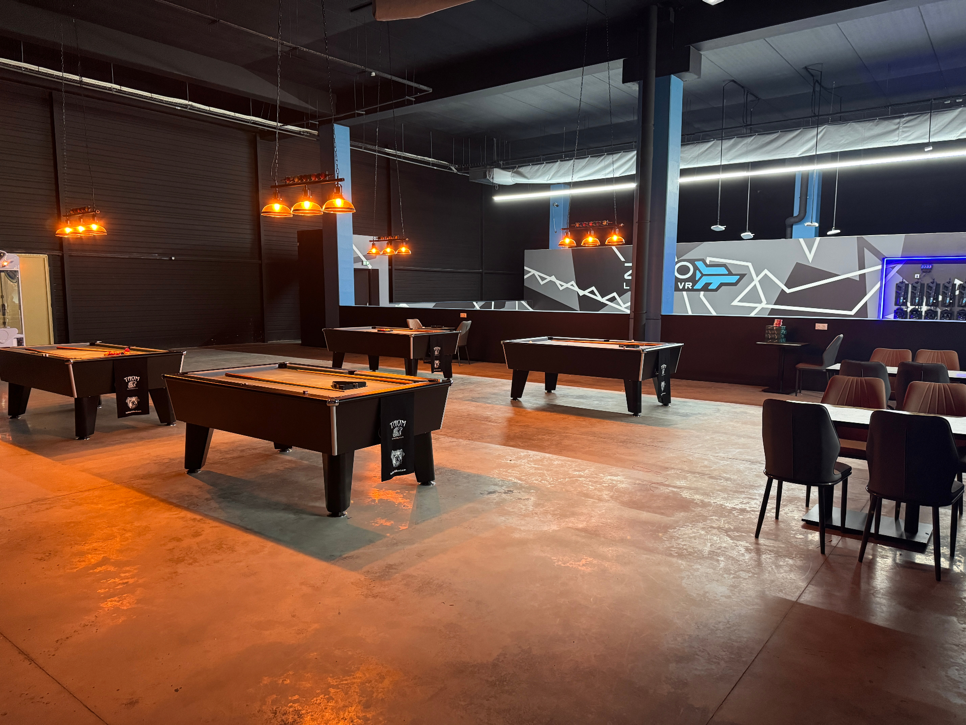 Espace billard et lounge du parc Zero Latency Cormeilles