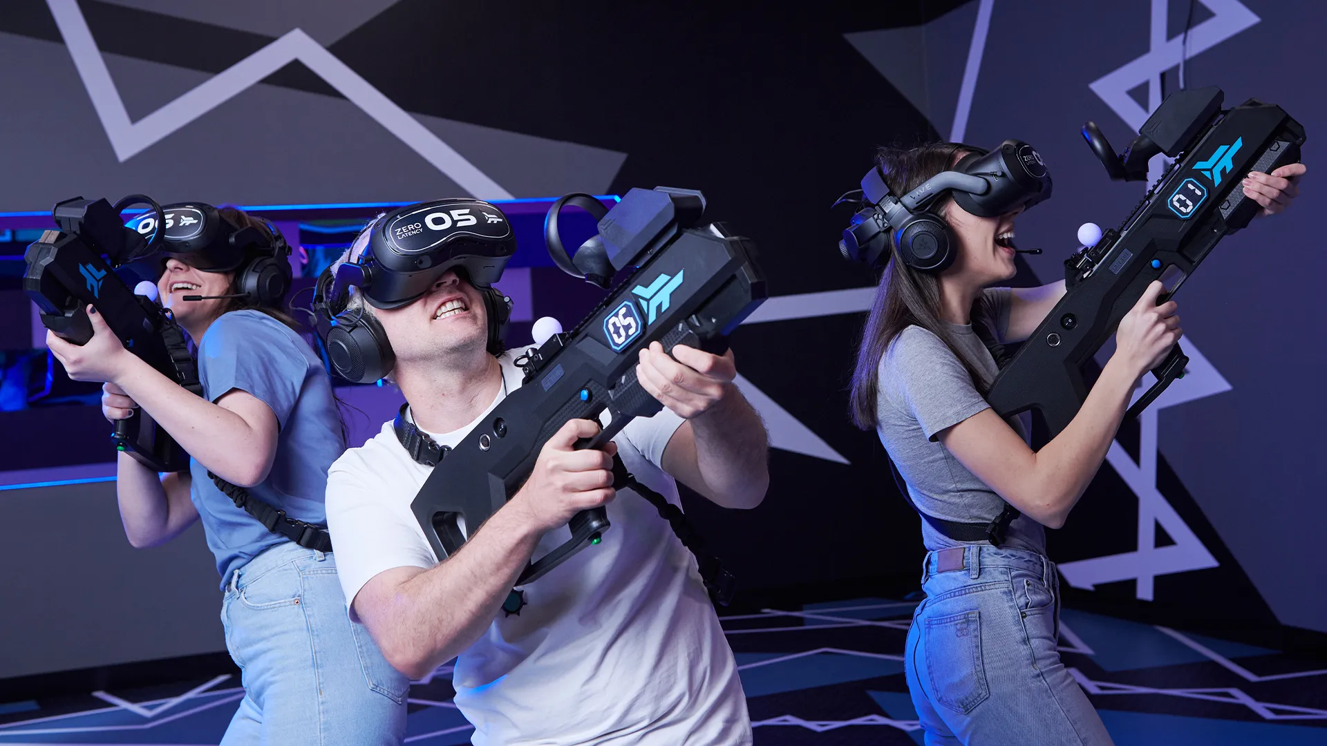 Joueuse en casque VR Zero Latency